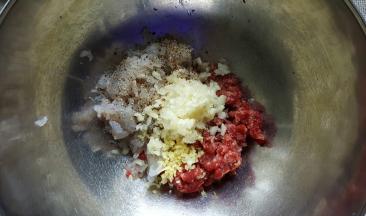 4．加入适量的姜末蒜末和现磨的胡椒粉。