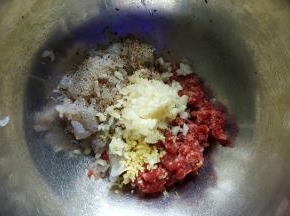 4．加入适量的姜末蒜末和现磨的胡椒粉。