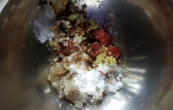 5．再加入适量的干淀粉生抽、糖、盐、芝麻油进行调味。