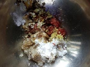 5．再加入适量的干淀粉生抽、糖、盐、芝麻油进行调味。