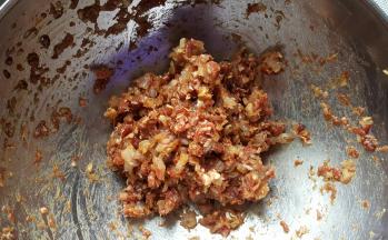 6．用筷子朝一个方向搅打，使肉馅上劲儿。