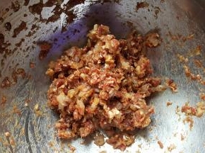 6．用筷子朝一个方向搅打，使肉馅上劲儿。