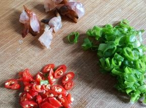 7．将小红辣椒和小香葱切碎备用。