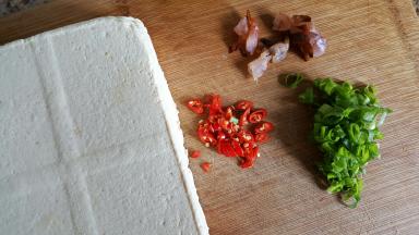 8．一块自制的豆腐，超市买也可以不要用嫩豆腐（内酯豆腐）。