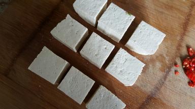 9．将豆腐切成所需大小的块（9块）。