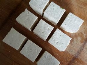 9．将豆腐切成所需大小的块（9块）。