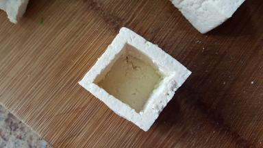 12．把中间掏空的豆腐坐在底上，一个豆腐盒就完成了。