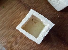 12．把中间掏空的豆腐坐在底上，一个豆腐盒就完成了。