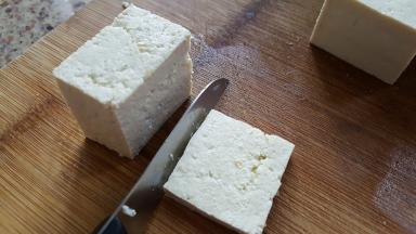 10．用刀切下一片豆腐，做底。