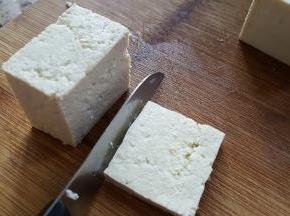 10．用刀切下一片豆腐，做底。