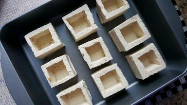 13．所有的豆腐盒做完后，放入深烤盘中。