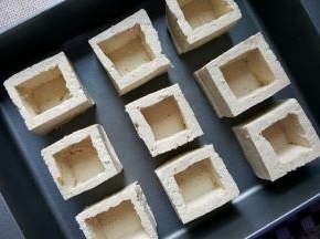 13．所有的豆腐盒做完后，放入深烤盘中。