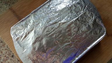 15．用锡纸将烤盘包好，这样一会儿进烤箱时才有蒸烤的效果。（如果有蒸烤箱当然是最好的）