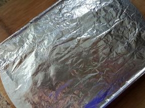 15．用锡纸将烤盘包好，这样一会儿进烤箱时才有蒸烤的效果。（如果有蒸烤箱当然是最好的）