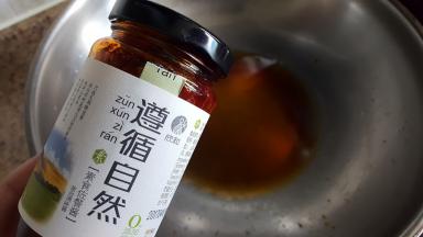 19．锅中加水、生抽、糖、味淋，和这个酱一勺。（可换成蚝油，没有也可不加）