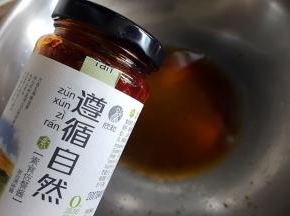 19．锅中加水、生抽、糖、味淋，和这个酱一勺。（可换成蚝油，没有也可不加）