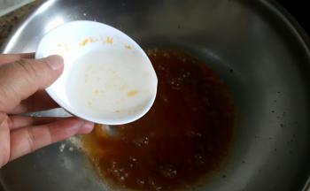 20．将水淀粉倒入汤汁中，勾一个薄薄的芡。