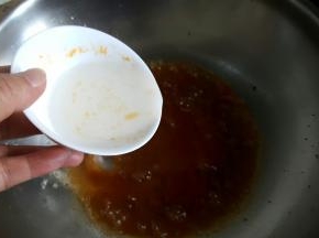 20．将水淀粉倒入汤汁中，勾一个薄薄的芡。