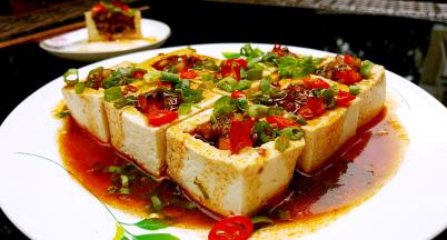 21．将芡汁淋到豆腐盒上，美味的豆腐盒就完成了。