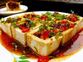 21．将芡汁淋到豆腐盒上，美味的豆腐盒就完成了。