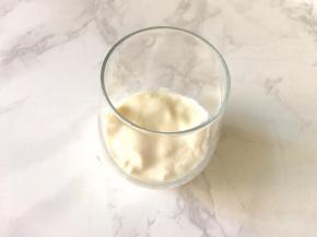 将酸奶挖几勺到杯中