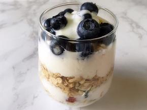 在最上面放上蓝莓