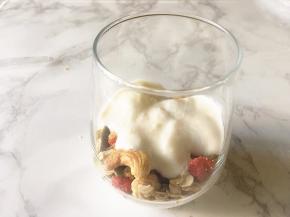 接着一层酸奶一层麦片，可以多铺几层