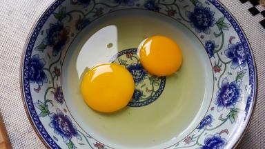 1．将两颗鸡蛋打在一个稍大的碗中。