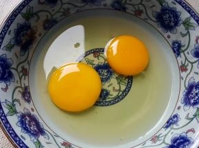 1．将两颗鸡蛋打在一个稍大的碗中。