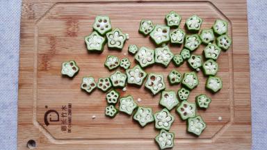 2．秋葵洗净去根，横切备用。