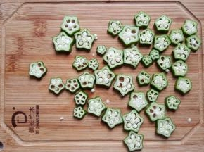 2．秋葵洗净去根，横切备用。