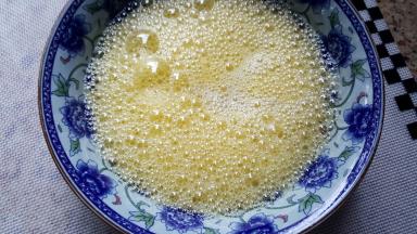 3．将鸡蛋打散，加入一小撮食用盐继续打，最后加入矿泉水搅拌均匀。