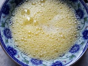 3．将鸡蛋打散，加入一小撮食用盐继续打，最后加入矿泉水搅拌均匀。