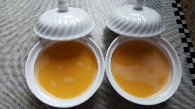 4．将蛋液过筛放在合适的容器中。（容器要有盖子）