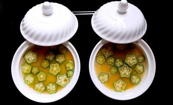 5．蛋液静置5分钟左右，把秋葵放在蛋液的表面，不要担心沉下去它会浮上来哦