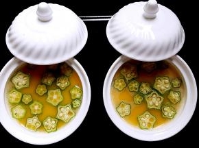 5．蛋液静置5分钟左右，把秋葵放在蛋液的表面，不要担心沉下去它会浮上来哦