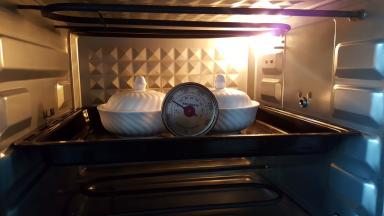 6．放入预热好的烤箱中，上下火180度，烤8分钟，烤好后不取出焖2分钟。