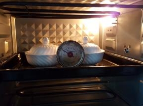 6．放入预热好的烤箱中，上下火180度，烤8分钟，烤好后不取出焖2分钟。