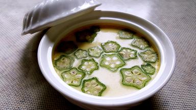 7．是不是很漂亮啊？绿绿的秋葵让人看了食欲大开。