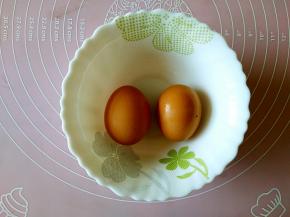 首先准备两个洗干净的鸡蛋