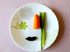 胡萝卜削皮，葱油洗净，一小块儿海苔准备好