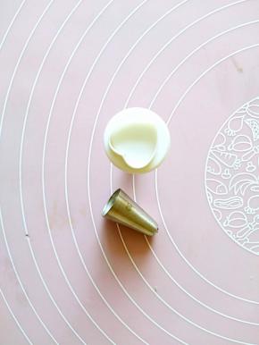 一个裱花嘴，一个心形的小工具