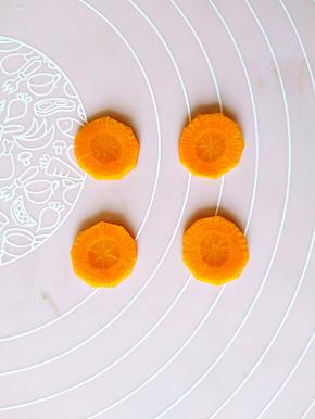 先是切四片薄薄的胡萝卜