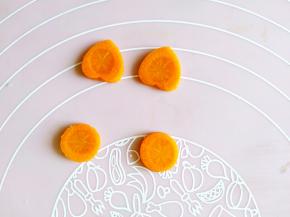 其中的两片胡萝卜用小工具刻成心形