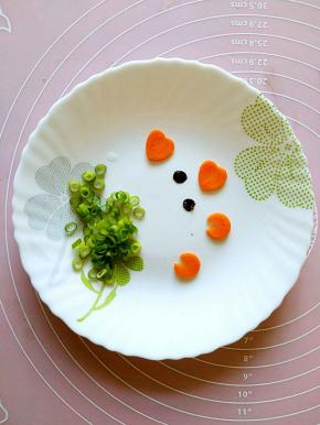 海苔剪出两个小小的圆形，葱叶切成一个个的小圆圈