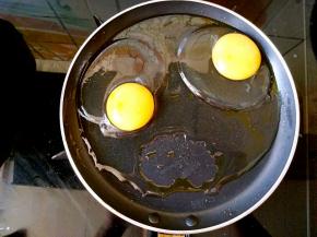 在不开火的状态下打入两个鸡蛋，端起锅来慢慢的晃动，让蛋清铺满整个锅底。