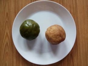 一、准备抹茶面皮和馅料。