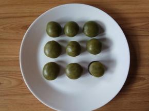 二、将面皮分割成9个面皮，每个面皮取30克揉成球。