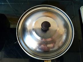 如果锅里的温度过高，可以暂时关一下火，盖上盖子焖一下，不过这个时间不要太长，否则蛋黄就要变白，就这样一直重复淋热水和盖盖子焖的动作，一直到蛋黄成熟。