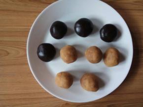 三、我用莲蓉馅和豆沙馅，平均分成45克揉成球。